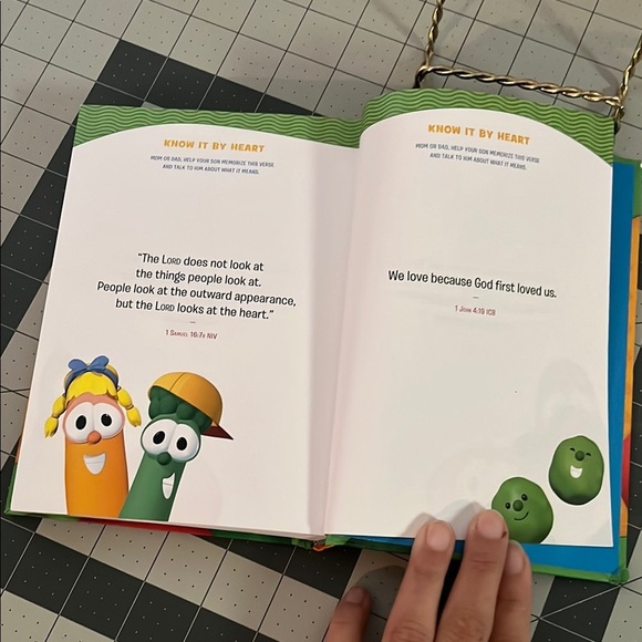 Green and Red VeggieTales Toys Collection - Picture 4 of 4